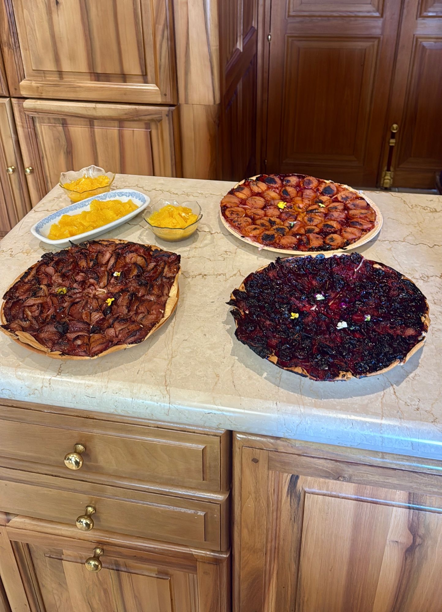Tartes aux fruits d'été et suprêmes d'orange dans la cuisine du château
